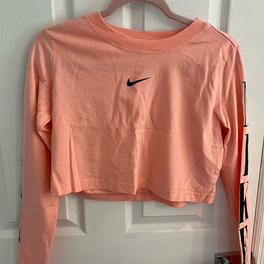 Nike workout top great for running or athleisure.
